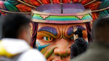 Dos días del Carnaval de Negros y Blancos: del solemne desfile de la Familia Castañeda a una guerra de espuma y harina en Pasto