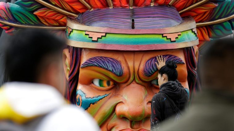 Dos días del Carnaval de Negros y Blancos: del solemne desfile de la Familia Castañeda a una guerra de espuma y harina en Pasto