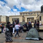 Duro relato de mujer desplazada por la violencia en el Catatumbo: "Estamos destrozados" Q'HUBO estuvo en el centro de la capital, hablando con Sandra Rincón, una de las mujeres que tuvo que huir del Catatumbo por la ola de violencia.