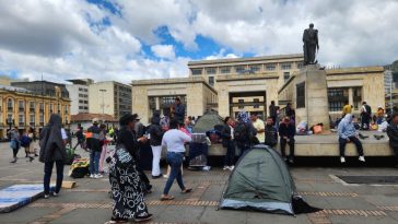 Duro relato de mujer desplazada por la violencia en el Catatumbo: "Estamos destrozados" Q'HUBO estuvo en el centro de la capital, hablando con Sandra Rincón, una de las mujeres que tuvo que huir del Catatumbo por la ola de violencia.