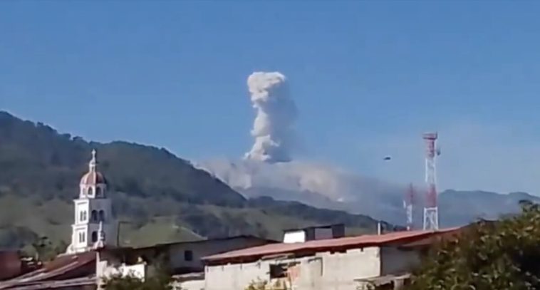 EN VIDEO: Se registró una gran columna de humo en el Nevado del Ruiz; ¿qué sucedió? El Servicio Geológico Colombiano (SGC) explicó por qué se vio una gran columna de humo sobre el volcán del Nevado del Ruiz.