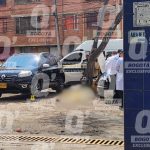 EXCLUSIVO: Sicariato en un lavadero de carros en Kennedy quedó en video Así fue el sicariato que acabó con la vida de un hombre en un lavadero de carros la mañana de este 10 de enero. Le contamos