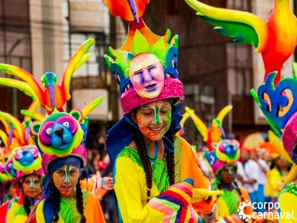 El Carnaval de Negros y Blancos arranca hoy con colorido desfile en el que los niños son protagonistas