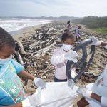 El ‘Carnaval Ambiental’ que está transformando las playas de comunidad costera del Atlántico