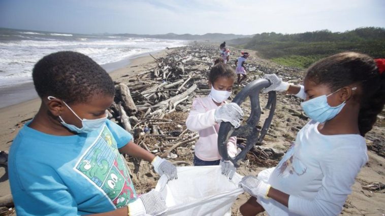 El ‘Carnaval Ambiental’ que está transformando las playas de comunidad costera del Atlántico