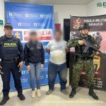  Se visualiza al capturado junto a uniformados  de la Policía y Ejército Nacional e investigadora del CTI. Detrás de ellos los banners que identifican a la Fiscalía General de la Nación y al Gaula Militar Arauca.