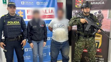  Se visualiza al capturado junto a uniformados  de la Policía y Ejército Nacional e investigadora del CTI. Detrás de ellos los banners que identifican a la Fiscalía General de la Nación y al Gaula Militar Arauca.