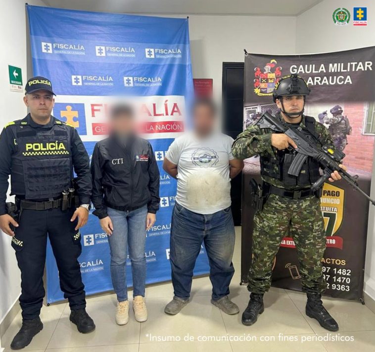  Se visualiza al capturado junto a uniformados  de la Policía y Ejército Nacional e investigadora del CTI. Detrás de ellos los banners que identifican a la Fiscalía General de la Nación y al Gaula Militar Arauca.