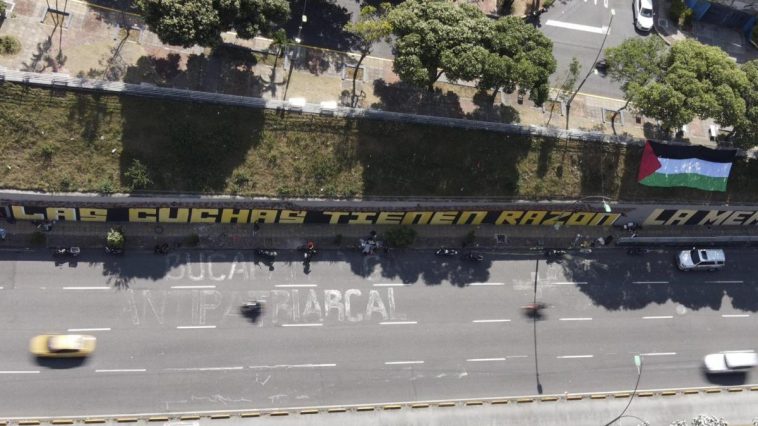 En Bucaramanga pintan 'las cuchas tienen la razón', polémico mural que causó controversia en Medellín