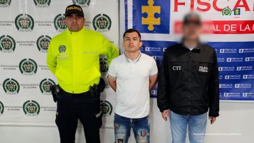 En la fotografía se aprecia de pie y con los brazos atrás a Aimar Estiven Mantilla Parada. Viste con camiseta de manga corta, de color blanco; bermuda de jean desgastada y zapatillas negras con blanco. A su izquierda hay un servidor del CTI de la Fiscalía y a su derecha un uniformado de la Policía Nacional. Detrás de ellos hay dos pendones institucionales de la Fiscalía y Policía.