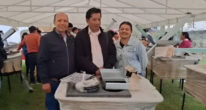 Familias de Isnos recibieron hornillas ecoeficientes 