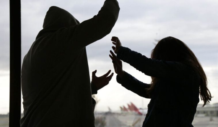 Feminicidio en Bogotá: mujer fue atacada con arma blanca Un nuevo caso de feminicidio enluta a Bogotá. En la madrugada de este viernes 24 de enero, una mujer perdió la vida, presuntamente, a manos de su pareja sentimental en la localidad de San Cristóbal, al sur de la ciudad.