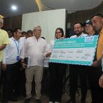 El agente Especial de Air-e, junto con líderes comunales, ligas de usuarios, sindicatos y expertos energéticos en la auditoria, firmaron el compromiso de trabajo en quipo.