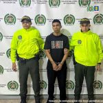 En la fotografía aparece el capturado junto a dos uniformados de la Sijin de la Policía Nacional. En la parte superior está un banner de la Policía.