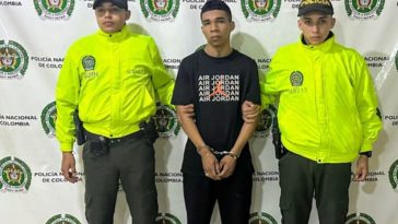 En la fotografía aparece el capturado junto a dos uniformados de la Sijin de la Policía Nacional. En la parte superior está un banner de la Policía.