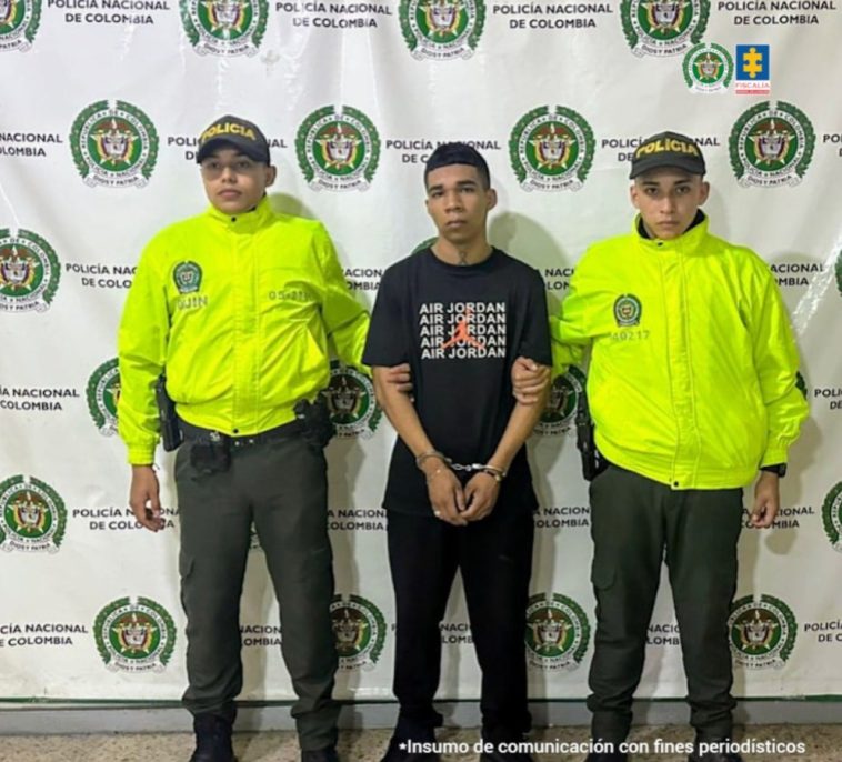 En la fotografía aparece el capturado junto a dos uniformados de la Sijin de la Policía Nacional. En la parte superior está un banner de la Policía.