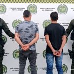 En la fotografía se aprecia de espaldas a la cámara, con los brazos atrás y esposados  a Jorge Luis Ortiz Escobar y Juan Camilo Londoño Ortiz. Uno viste camiseta gris, camuflada y de manga corta; jean gris oscuro y zapatillas negras. El otro viste camiseta de manga corta de color negro, jean azul y zapatillas negras con blanco. A sus extremos hay uniformados de la Policía Nacional y en la parte posterior hay un pendón institucional de la Policía.