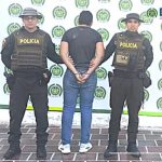 En la imagen se ve a un hombre capturado en compañía de uniformados de la Policía Nacional. La persona fue identificada como Nicolás Mauricio Gutiérrez Rondón, quien habría arrollado a varias personas, una de las cuales murió, en Ocaña, Norte de Santander.