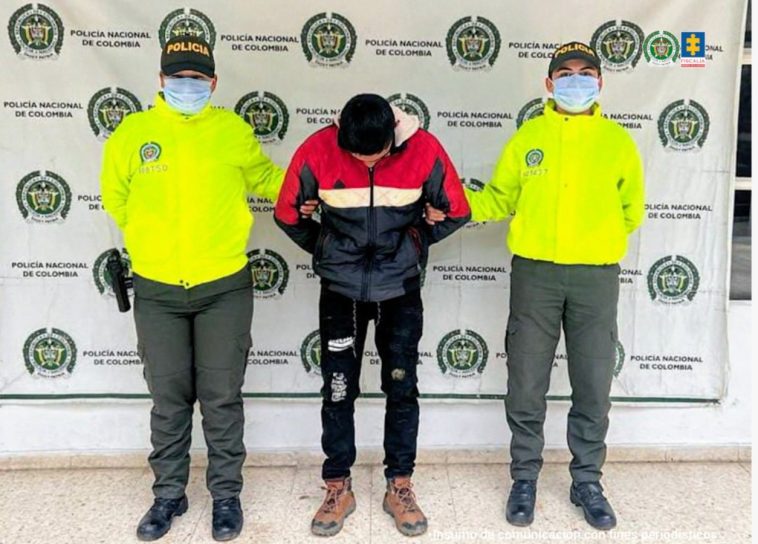 En la fotografía aparecen los dos capturados junto a cuatro uniformados de la Policía Nacional. En la parte superior está un banner de la Policía.