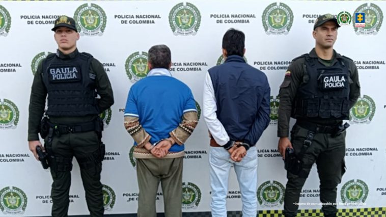 En la fotografía se puede ver a Jorge Luis Alfonso Cano Cano y David Alfonso Cano Varón de espaldas a la cámara, con los brazos a la espalda y esposados. Uno lleva una camisa doble azul, de manga corta, y otra debajo, de manga larga, de color marrón claro con estampados. El otro viste un buso de mangas largas azules y blancas; jeans azul claro y zapatos marrones con suela blanca. En cada extremo se encuentran uniformados de la Policía Nacional y en la parte trasera una pancarta institucional de la Policía.