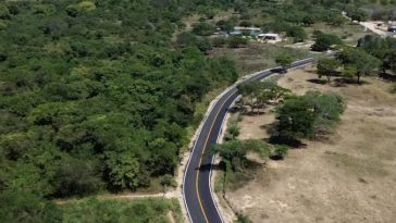 La carretera dinamiza la economía local al facilitar el transporte de productos agrícolas y artesanales.