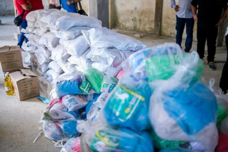 Gobernador Verano entrega ayudas humanitarias a familias afectadas por incendio en La Bendición de Dios