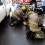 Hombre cae en carril de Transmilenio tras lanzarse desde un puente Hombre resulta herido tras caer al carril de TransMilenio en la 30 con sexta. Bomberos atendieron la emergencia.