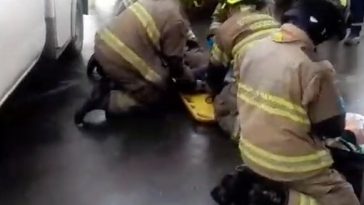 Hombre cae en carril de Transmilenio tras lanzarse desde un puente Hombre resulta herido tras caer al carril de TransMilenio en la 30 con sexta. Bomberos atendieron la emergencia.