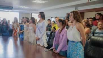 Imponen bandas a las participantes del Reinado Departamental del Turismo