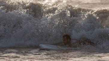 Joven murió por inmersión en playa de Puerto Colombia: alerta roja por fuertes vientos en el mar Caribe