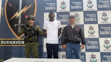 En la fotografía aparece el capturado junto a un servidor del CTI y un uniformado del Gaula de la Armada Nacional. En la parte superior está un banner de la Fiscalía General y otro banner del Gaula Militar