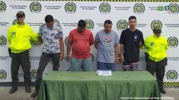 En la fotografía se aprecian de pie y en hilera a los cuatro presuntos integrantes de ‘Kolima’. Son cuatro hombres y a sus extremos hay uniformados de la Policía Nacional. Delante de ellos hay una mesa con mantel verde y sobre ella un letrero que dice: ‘ Orden judicial’. Detrás de ellos hay un pendón institucional de la Policía.