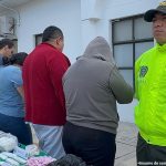 Los cuatro capturados aparecen de espaldas. Los rodean dos miembros de la Policía. Frente a ellos aparecen varios estupefacientes incautados.