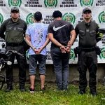 En la fotografía aparecen los dos detenidos junto a dos integrantes de la Policía. En la parte posterior están dos motocicletas incautadas. 