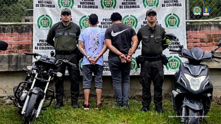 En la fotografía aparecen los dos detenidos junto a dos integrantes de la Policía. En la parte posterior están dos motocicletas incautadas. 