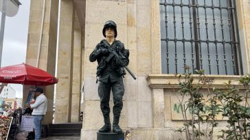 La vida es una pose: así es el trabajo de una estatua humana en Pasto