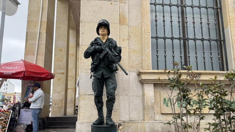 La vida es una pose: así es el trabajo de una estatua humana en Pasto