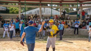 Las Flores estrena estadio de sóftbol, impulsando el deporte y el progreso rural