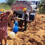 El preciado líquido llega en carro cisterna y los wayuu se acercan al vehículo con recipientes grandes y pequeños.