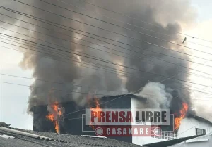 Millonarias pérdidas materiales tras incendio estructural en Autoservicio en Monterrey