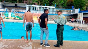 Policía realiza control de seguridad en piscinas de Sandoná durante temporada vacacional