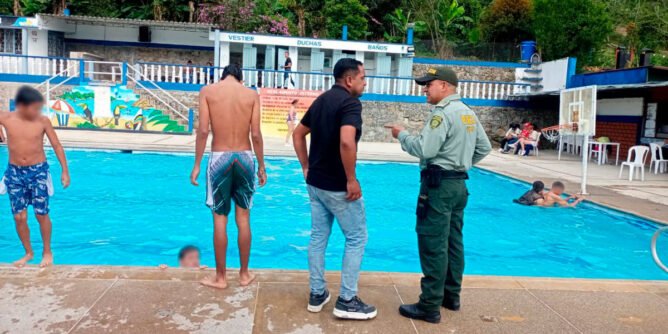 Policía realiza control de seguridad en piscinas de Sandoná durante temporada vacacional