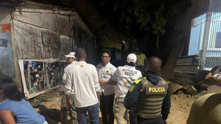 Quince casas afectadas, tras deslizamiento de tierra en Cartagena: autoridades inspeccionan la zona