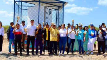 La comunidad agradecida con la entrega del pozo de agua.