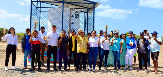 La comunidad agradecida con la entrega del pozo de agua.