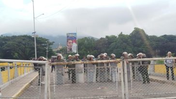 Reabren paso en la frontera entre Colombia y Venezuela, cerrada por posesión de Maduro