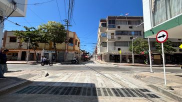 Reponen rejillas de drenaje y tapa de registro en la carrera Quinta