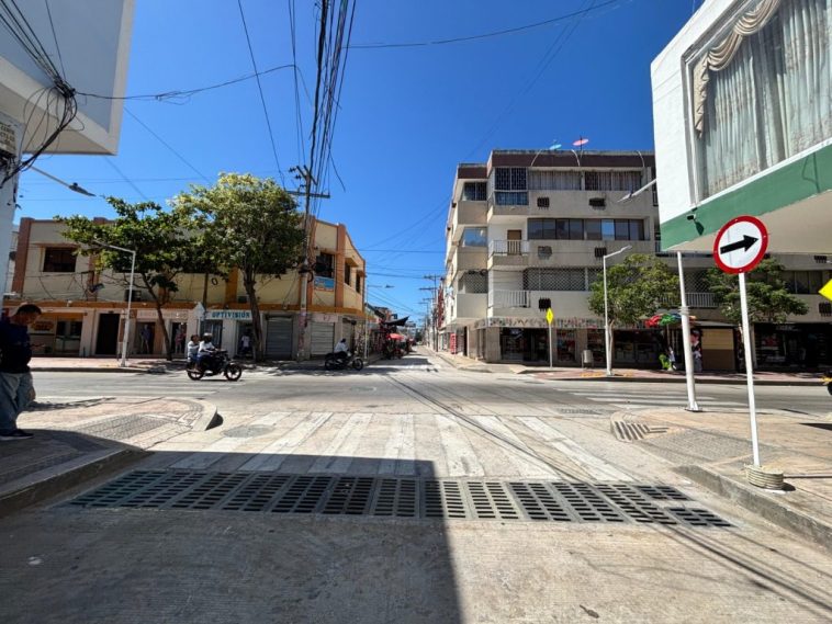 Reponen rejillas de drenaje y tapa de registro en la carrera Quinta