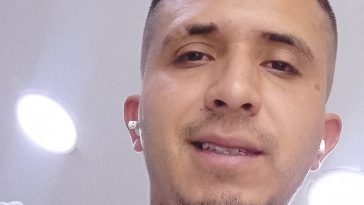 Revelan la identidad del joven que fue asesinado mientras trabajaba en Usaquén Yeisson Raúl Reyes, de 32 años, estaba trabajando en un local de la localidad de Usaquén cuando fue atacado por un sicario.