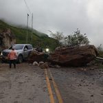 Roca cayó sobre la vía Panamericana.